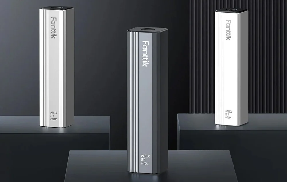 The 3 electric screwdrivers arranged in a silver and gray case lie on black platforms.