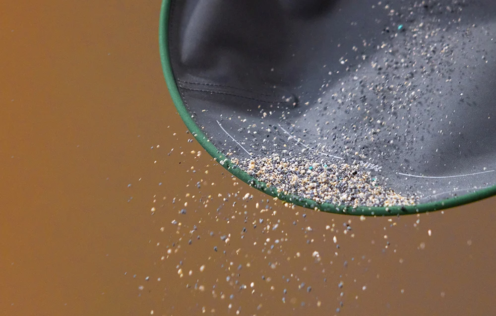 Close-up of the edge of the mat with litter spilling out