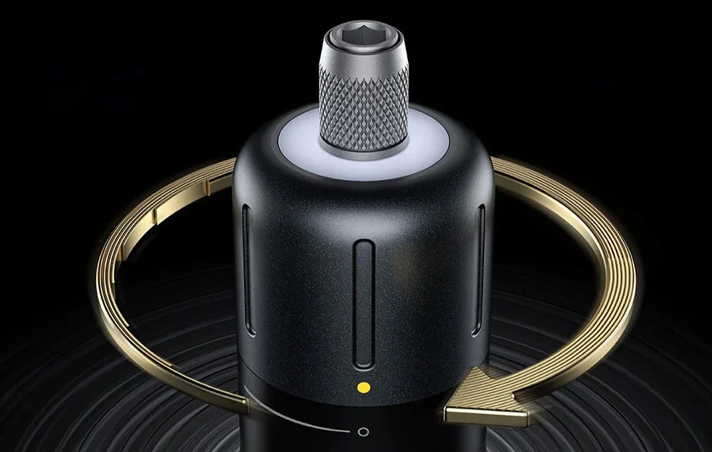 Close-up of the head of the electric screwdriver. A golden arrow is visible around it.