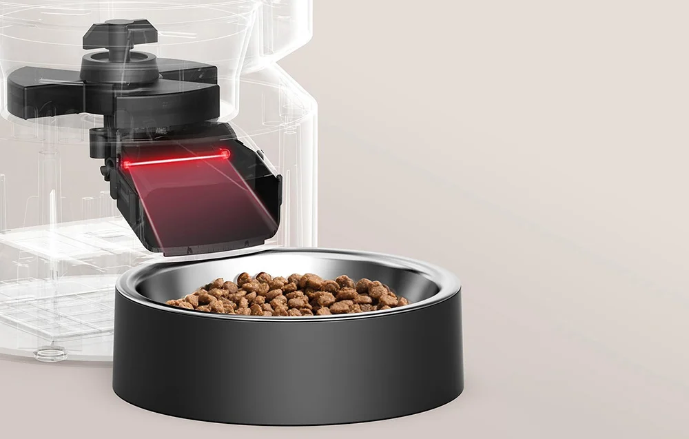 Close-up of a bowl of dry food placed under the automatic feeder’s dispenser with the food outlet sensor highlighted