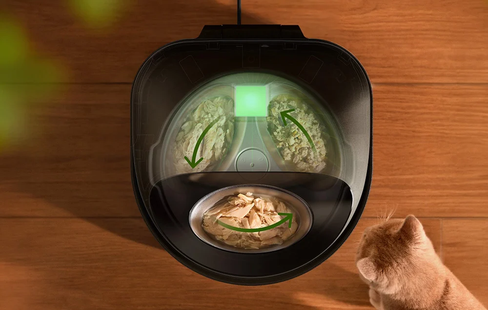 A top-down view of the feeder’s interior shows three compartments with food and arrows indicating the feeding direction; a cat sits nearby