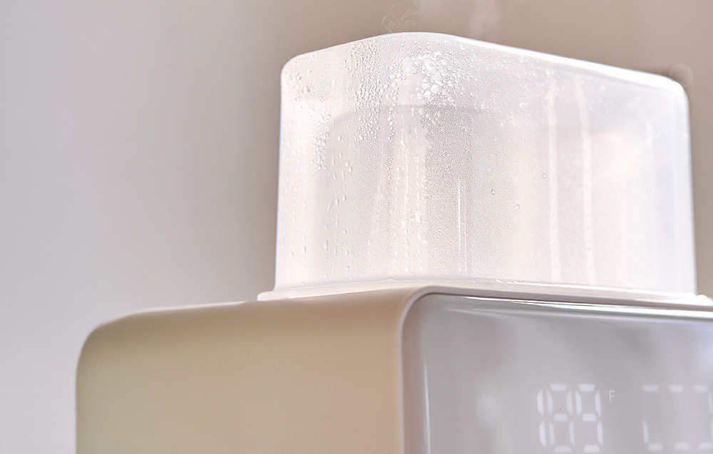Close-up of the warmer lid with visible steam and drops of condensed water